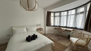 Family Ensuite Room for 3,Piccadilly Line,Work Desk & Easy Tube Access 4 - 9