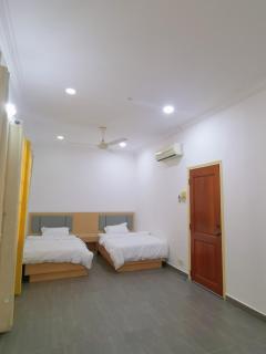 Private Bungalow House with Garden - Free Parking & Wi-Fi - 3