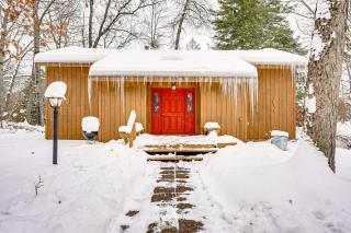 Near Manistee National Forest! Retro Cabin Retreat - 8
