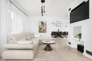 Unique House with 3 Bedrooms, Garden and Air Conditioning by Noclegi Renters - 8