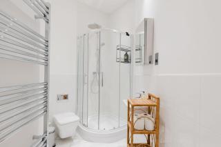 Tasteful 2BDR Canalside Hideaway in Hackney - 6