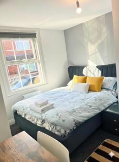 Home with 7 En-Suites & 4 Kitchens in Reading - 9