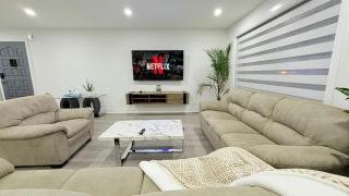 Toronto Newly renovated 3 Bedrooms 2 Bathrooms Entire Private Home - 4 Minutes to Hwy 401 - 4 Free Onsite Parkings - 0