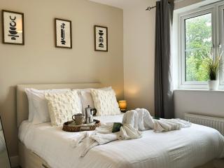 Heathrow Home - 4BR - Sleeps 6 - Free Parking - Work and Family Friendly - 9