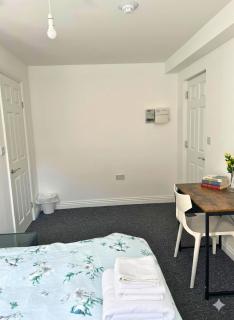 Home with 7 En-Suites & 4 Kitchens in Reading - 3