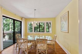 Tranquil 2BR Retreat with Scenic Lagoon Views - 0