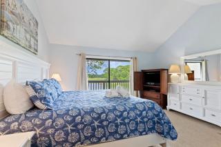 Waterfront - 2 Bedroom Sleeps 6 - 8