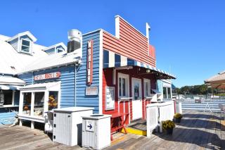 Waterfront - 2 Bedroom Sleeps 6 - 4