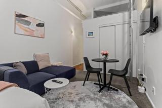 Modern CBD Studio with Kitchen near Sky Tower - 3