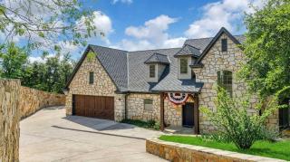 Gather in Style Space Views & Comfort - 9