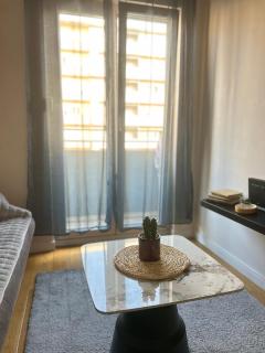 Elegant City Apartment - 9