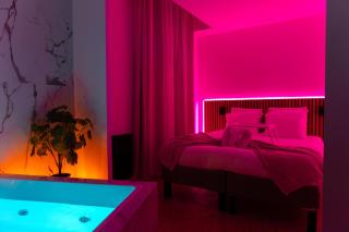 Pink Eden Jacuzzi Suite Luxury Escapade Romantique - 4