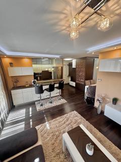 Local-Lux Apartment 3 Rooms - 2 x Free Parking & Balcony - 9