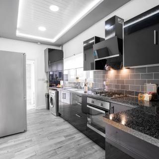 Spacious Five Bed House - Parking - Sleep 13 - Terrace - Netflix Wi-Fi 974PS - 8