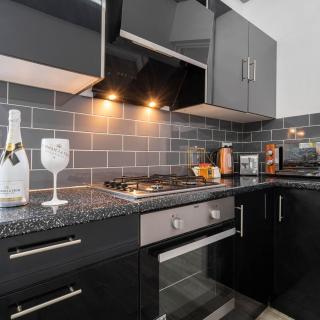 Spacious Five Bed House - Parking - Sleeps 13 - Terrace - Netflix Wi-Fi 974PS - 0