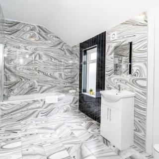 Spacious Five Bed House - Parking - Sleep 13 - Terrace - Netflix Wi-Fi 974PS - 4