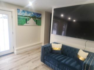 Modern Basement Suite • King Bed & 100” TV - 6