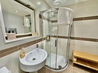 Beautifully Renovated Park View Apartment x1 Super King x1 King - 8