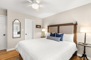 Admirals Retreat - Dock Pickleball & Firepit - 1