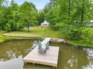 Admirals Retreat - Dock Pickleball & Firepit - 8