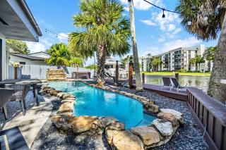 Riverbend Yacht Retreat Waterfront Villa with Pool - 5