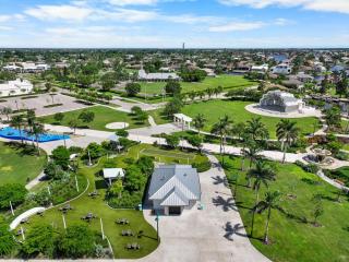 Beachfront condo with pool, gym and tennis courts - 1