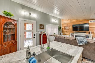 4 Mi to Mammoth Cave Hand-Built Cabin on 70 Acres - 4