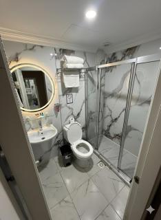 B Corner Hotel Bistro - 7