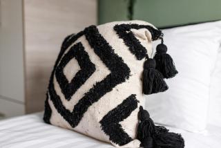 City Centre Studio 9 with Kitchenette, Free Wifi and Smart TV with Netflix by Yoko Property - 6