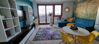 Central SkyView Apartment - 9