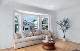 Expansive Five Bedroom Beachside Home with Generous Living Space - 3