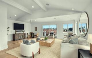 Expansive Five Bedroom Beachside Home with Generous Living Space - 6