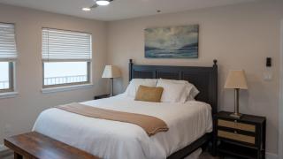 Penthouse Beachfront Views Renovated condo - 9