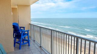 Penthouse Beachfront Views Renovated condo - 2