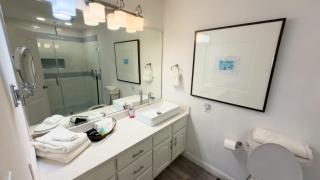 Penthouse Beachfront Views Renovated condo - 1