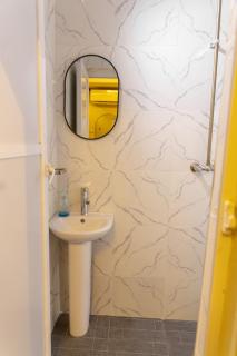 Cozy Modern 2 Bed Apartment - 7