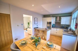 Modern Cosy 2-Bed Terrace with Private Garden - 5