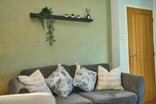 Modern Cosy 2-Bed Terrace with Private Garden - 4