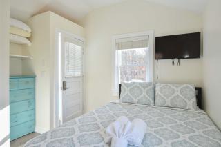 Cozy Colorful Cottage Perfect for 2 - 8