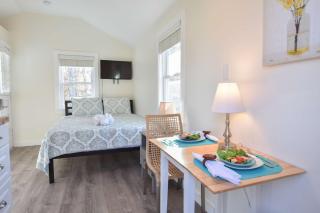 Cozy Colorful Cottage Perfect for 2 - 6