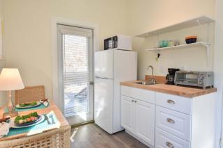 Cozy Colorful Cottage Perfect for 2 - 5