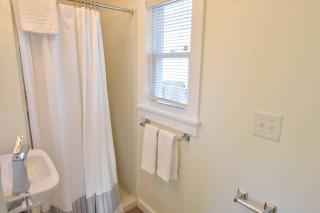 Cozy Colorful Cottage Perfect for 2 - 2