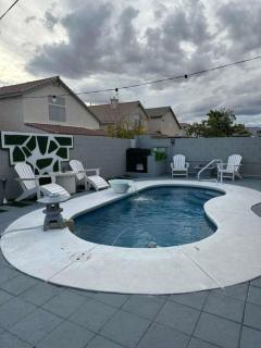 3BR - 3BA w Pool & BBQ -15 Mins to Strip & Airport - 8
