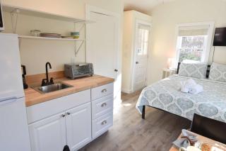 Dreamy Cottage for Two Close to Beaches - 8