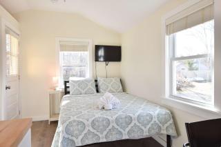 Dreamy Cottage for Two Close to Beaches - 9