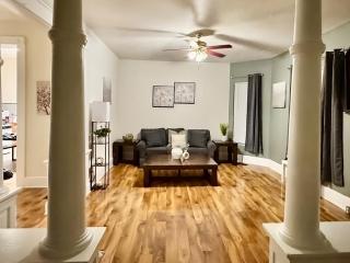 Downtown 1BR Stay Walk to Cafes & Parks - 2
