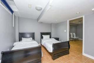 Entire 4BR 3BA Home in Mississauga, Sleeps 8, 10 mins to Pearson Airport - 4