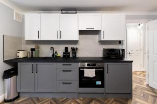Bright & Comfortable 2-Bedroom Retreat - 7