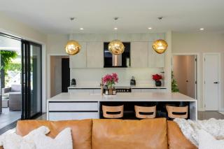 Spacious 5 Bed Home 2 Mins to Beach - 8