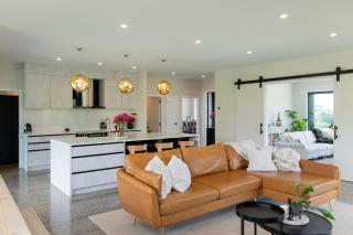 Spacious 5 Bed Home 2 Mins to Beach - 9